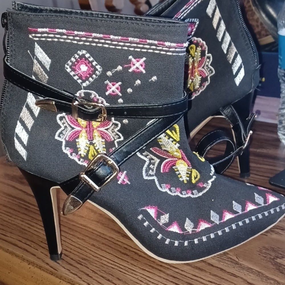 Unique Embroidered stiletto booties. Never worn,  38, sz 7, unbranded, well made